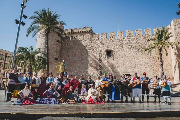 El cuadro de jota del Centro Aragonés de Elche posa ante el Palacio de Altamira. Centro Aragonés de Elche